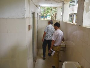 डीसी ने किया लघु सचिवालय स्थित पब्लिक टॉयलेट की सफाई व्यवस्था का निरीक्षण 10 Toilet Inspection 3