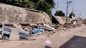 रेवाड़ी के कालका रोड स्थित दुकानदारों के बीच पहुंचे विधायक, कहा अगर दुकाने अवैध तो अधिकारियों की रही मिलीभगत 11 rewari 1 1