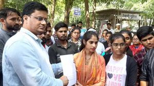 रेवाड़ी में कॉलेज के भवन निर्माण की मांग को लेकर छात्र छात्राओं का विरोध प्रदर्शन 12 college 1