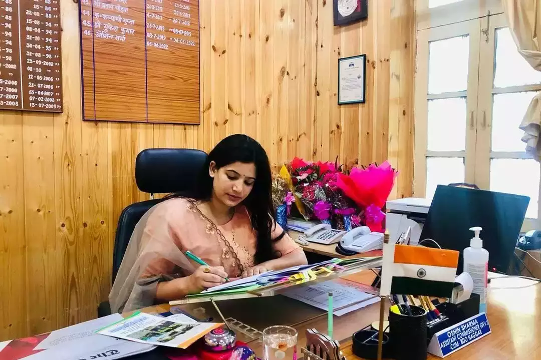 HAS Oshin Sharma: हिमाचल प्रदेश की यह महिला अफसर है बेहद खूबसूरत, लुक ऐसा कि बड़ी-बड़ी एक्ट्रेस भी खा जाएं मात 12 5c396eab0495e3487b7cb0c52c8ad79b