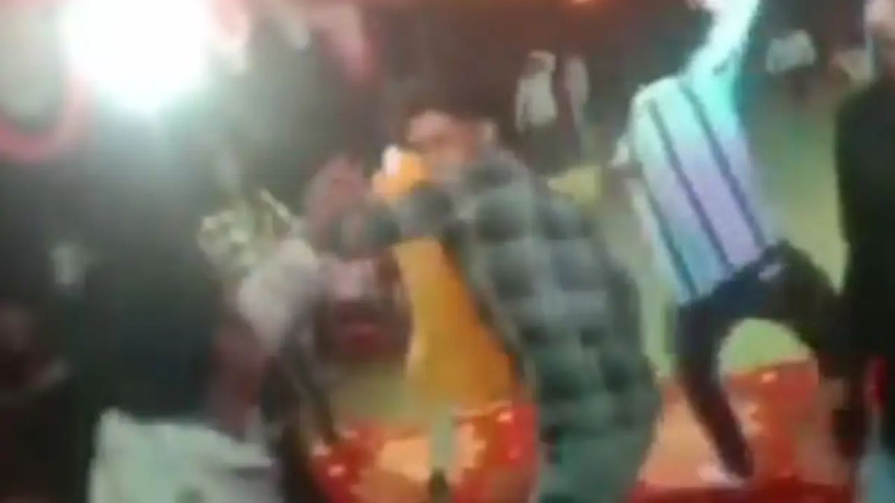 Dance Fight Viral Video: डीजे पर नाचते-नाचते आपस में भिड़े लड़के, जमकर चले लात घूसे, वायरल हुआ Video 5 Dance Fight Viral Video