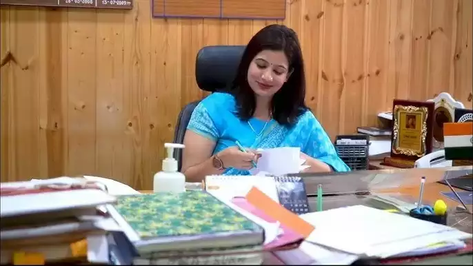 HAS Oshin Sharma: हिमाचल प्रदेश की यह महिला अफसर है बेहद खूबसूरत, लुक ऐसा कि बड़ी-बड़ी एक्ट्रेस भी खा जाएं मात 13 e86dae0dc52466e65a853740d0f23558