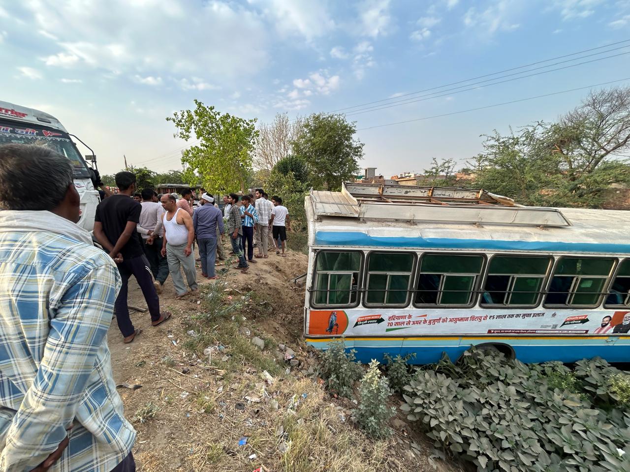 Haryana News: हरियाणा रोडवेज बस को ट्रक ने मारी टक्कर, रोड से नीचे गिरी बस 13 WhatsApp Image 2025 04 26 at 8.10.05 AM 1