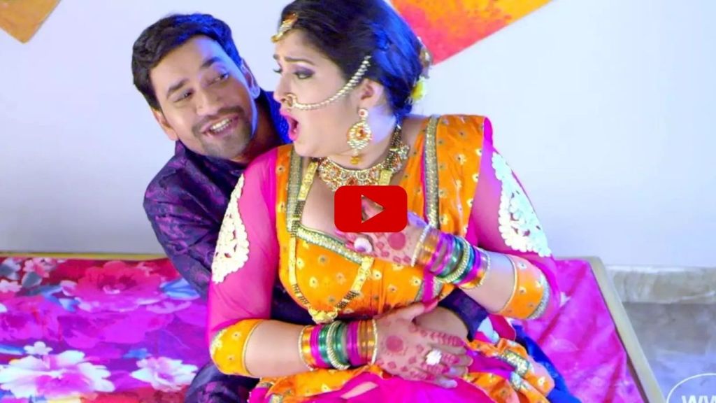Bhojpuri Dance: Nirhua got impressed by the beauty of Amrapali Dubey, he did romance by holding her in his arms