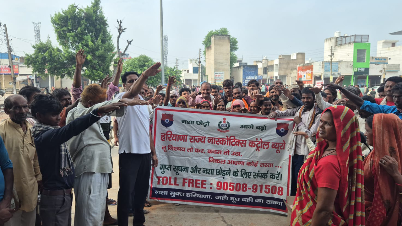 Rewari News: हरियाणा एनसीबी का ‘नशा हटाओ, भविष्य बचाओ’ अभियान के तहत रेवाड़ी में लोगों को दिलाई नशा मुक्ति की शपथ 5 'Remove addiction, save future' campaign