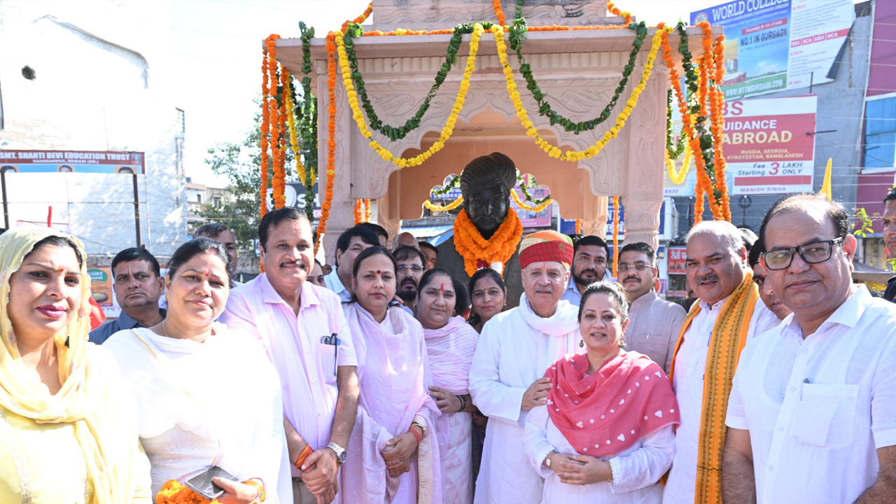 Rewari: राव इंद्रजीत सिंह और कुमारी आरती सिंह राव ने राव तुलाराम को अर्पित की श्रद्घांजलि 5 rewari: Rao Indrajit Singh and Kumari Aarti Singh Rao paid tribute to Rao Tularam