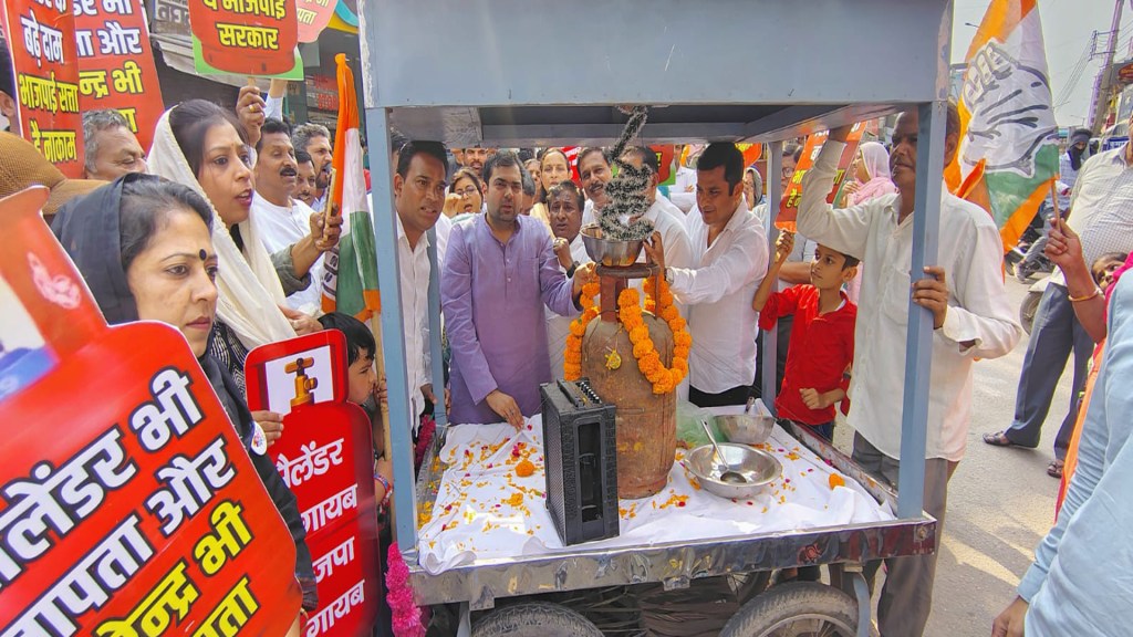 Rewari News: Congress protests over gas cylinder shortage, Chiranjeev Rao attacks BJP government